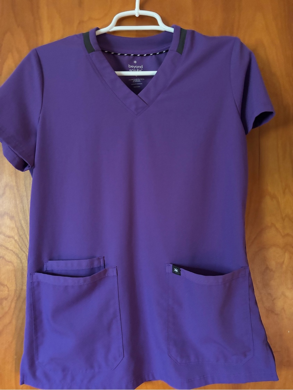 Beyond Scrubs Dream 3-pocket V-Neck Scrub Top